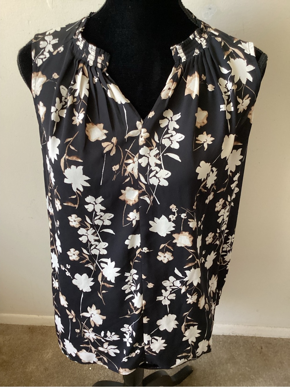 Simply Vera Vera WangSleeveless Black Floral Women’s Top - Elegant Neutral Print